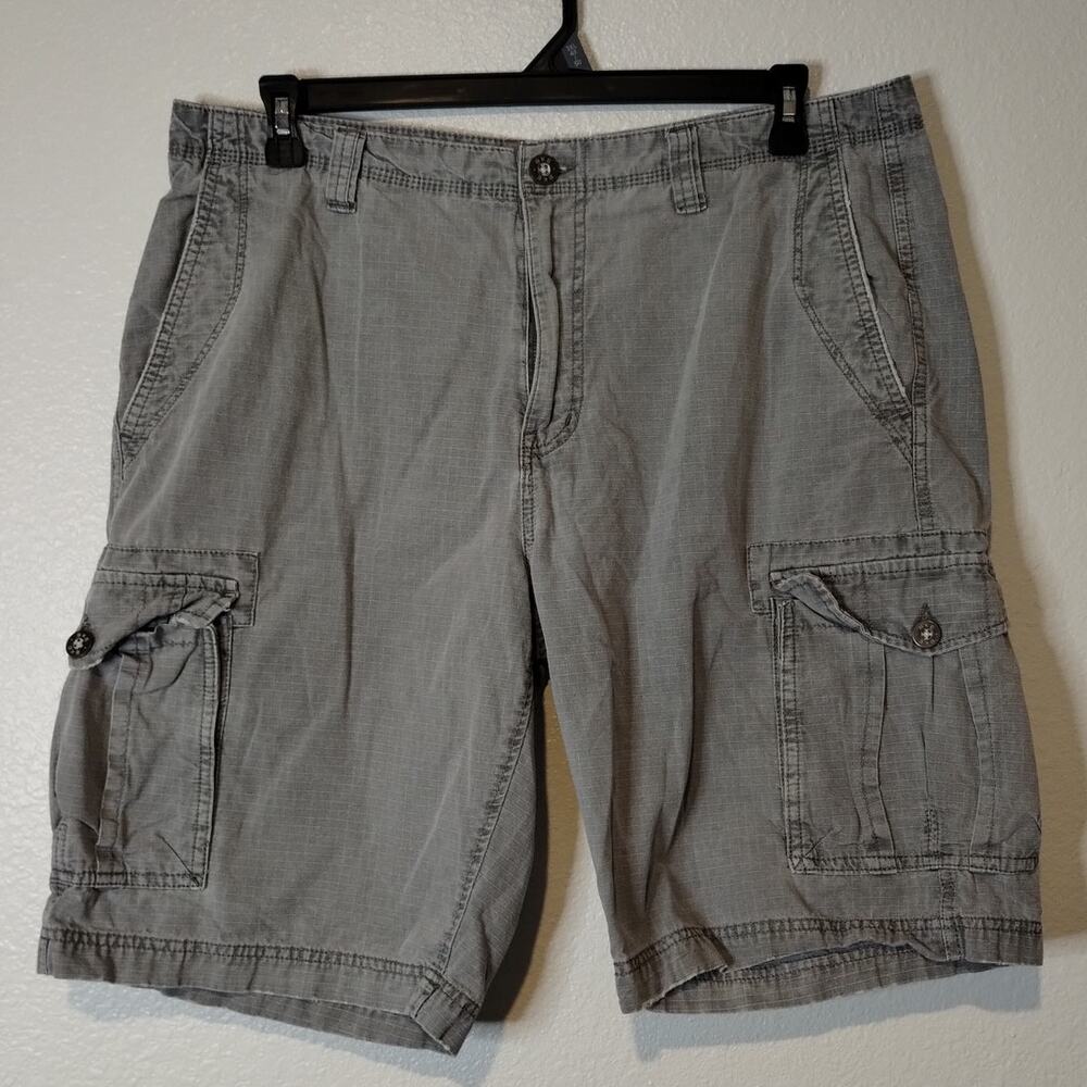 BKE Buckle Men's Size 36 Waist Gray Athletic Fit Cargo Shorts Grid Pattern B6803